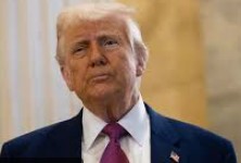 ABD Başkanı Donald Trump’ın NATO’yu hedef alan ve müttefik askerlerini küçümseyen sözleri Danimarka’da öfke ve kırgınlık yarattı. Siyasi liderler ve askerî yetkililer, şehitler ve gaziler adına güçlü mesajlar verdi. Trump, Fox News’e verdiği röportajda NATO müttefiklerinin ABD’ye yeterince destek vermediğini savunarak, Afganistan’da görev yapan müttefik askerlerin katkılarını küçümseyen ifadeler kullandı. Trump, “Eğer bir gün onlara ihtiyacımız olsaydı, bizim yanımızda olurlar mı emin değilim. Zaten onlardan hiç gerçekten bir şey istemedik” dedi. Trump’ın bu sözleri, NATO’nun 11 Eylül 2001 saldırılarının ardından tarihinde ilk ve tek kez 5. Madde’yi, yani “birimiz hepimiz için” ilkesini ABD için devreye soktuğu gerçeğiyle çelişiyor. Buna rağmen Trump, müttefiklerin Afganistan’daki rolünü “cephelerden uzak durdular” sözleriyle değersizleştirdi. Başbakan Frederiksen: ‘Bu sözler katlanılmaz’ Danimarka Başbakanı Mette Frederiksen, Trump’ın açıklamalarına sert tepki gösterdi. Frederiksen, sosyal medya hesabından yaptığı paylaşımda, Afganistan’da görev yapan müttefik askerlerin fedakârlıklarının sorgulanmasının kabul edilemez olduğunu vurguladı.