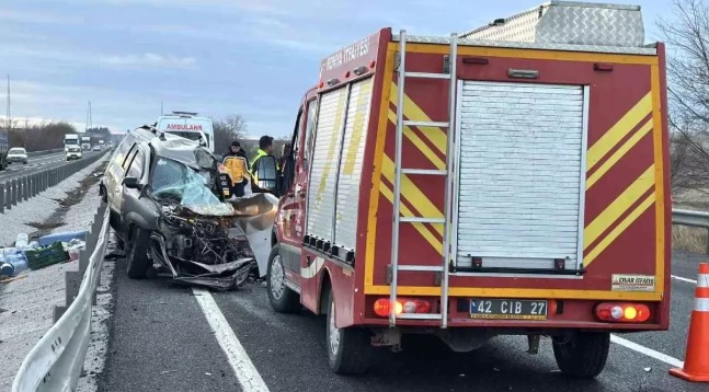 Konya'nın Kulu ilçesinde kontrolden çıkarak refüje çarpan hafif ticari araç ile tırın çarpışması sonucu 1 kişi hayatını kaybetti. Kaza, Ankara-Konya Kara yolunun 97. kilometresi Kulu Makas Kavşağı yakınlarında meydana geldi. Edinilen bilgiye göre, Ankara'dan Konya istikametine seyir halinde olan İ.G. (44) idaresindeki 06 FNG 437 plakalı hafif ticari araç kontrolden çıkarak refüje çarptı. Bu sırada H.T. (30) yönetimindeki 63 ADR 558 plakalı Mercedes marka tır hafif ticari araçla çarpıştı. Kazada hafif ticari araçta yolcu olarak bulunan Fatma Sarıkaya (69) olay yerinde hayatını kaybetti. İhbar üzerine olay yerine polis, jandarma, itfaiye ve sağlık ekipleri sevk edildi. Kazada hayatını kaybeden Fatma Sarıkaya'nın cenazesi olay yerinde yapılan incelemelerin ardından Kulu Bölge Devlet Hastanesi morguna kaldırıldı. Kazayla ilgili tahkikat başlatıldı.