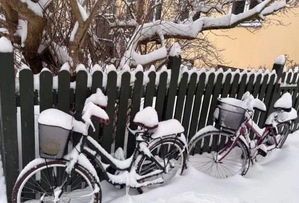 Danimarka Meteoroloji Enstitüsü (DMI), Danimarka'nın büyük bir bölümünde, özellikle Kuzey Jutland'da, Cuma öğleden sonrasına veya akşamına kadar sürmesi beklenen yoğun kar yağışı ve tipi konusunda uyarıda bulundu.